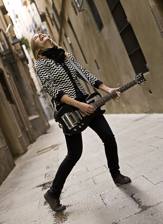 Illustration for article titled Centerfold Folding Guitar, Ready to Rock in 20 Seconds